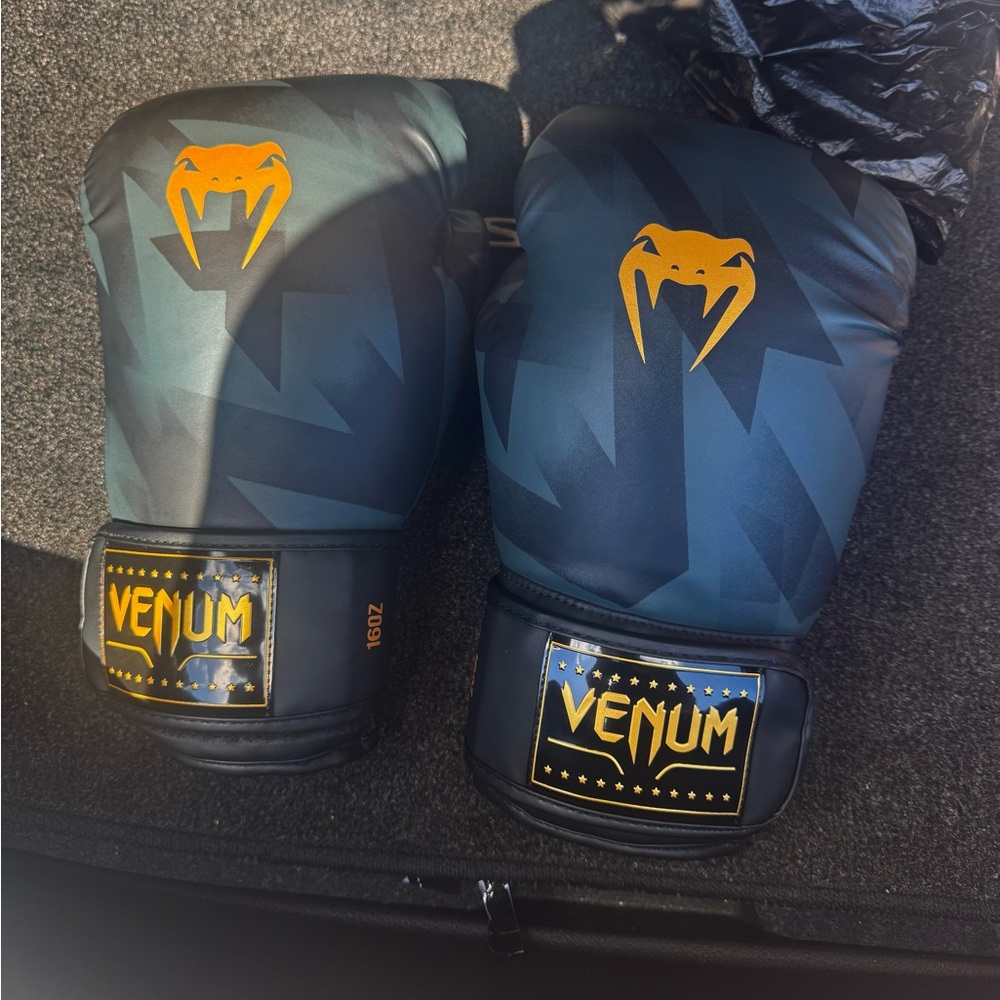 Venum Razor Boxing Gloves - Black/Gold 16 OZ